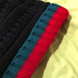 A Gucci benne hat .